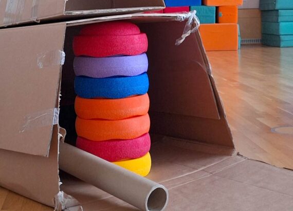 Turm aus Spielsteinen im Karton