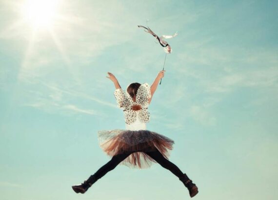 Springendes Kind in der Luft